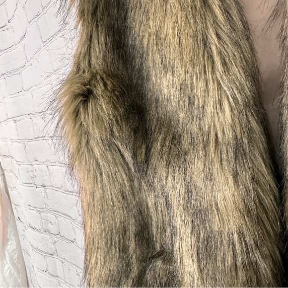 Faux fur Vest Womens size Medium Fuzzy Furry Sleeveless Layer mobwife luxury - Picture 5 of 12